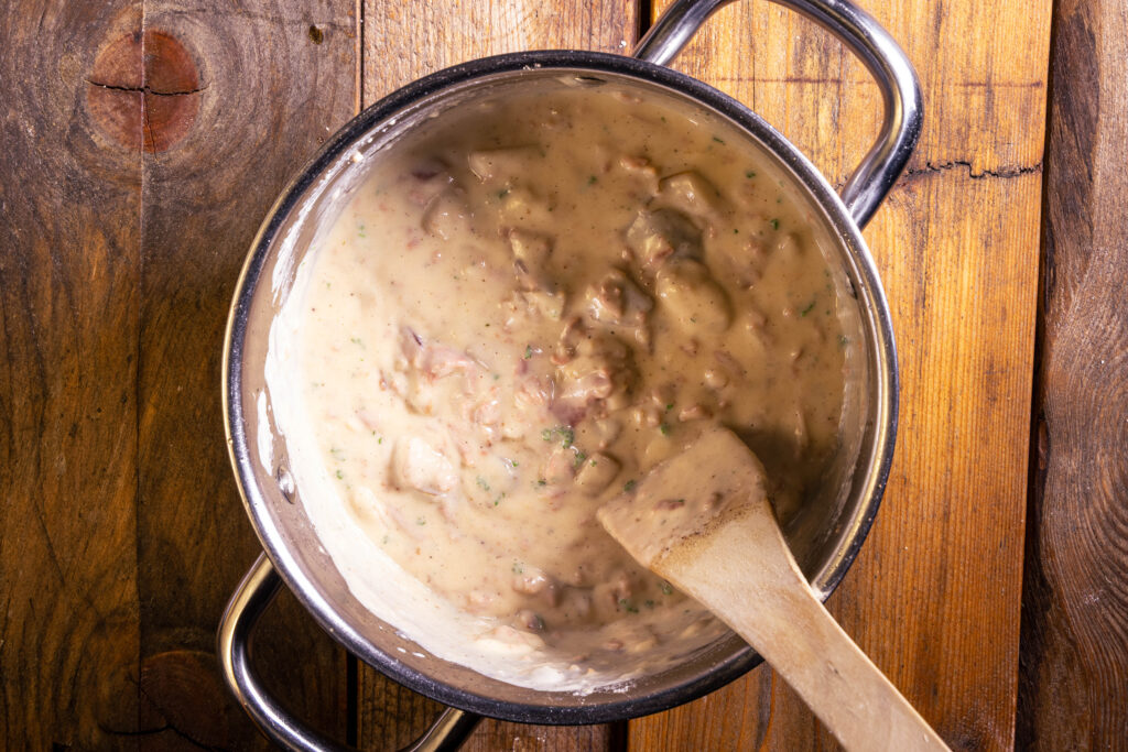 Vegane Pilz-Schinken-Sauce in einem Kochtopf.