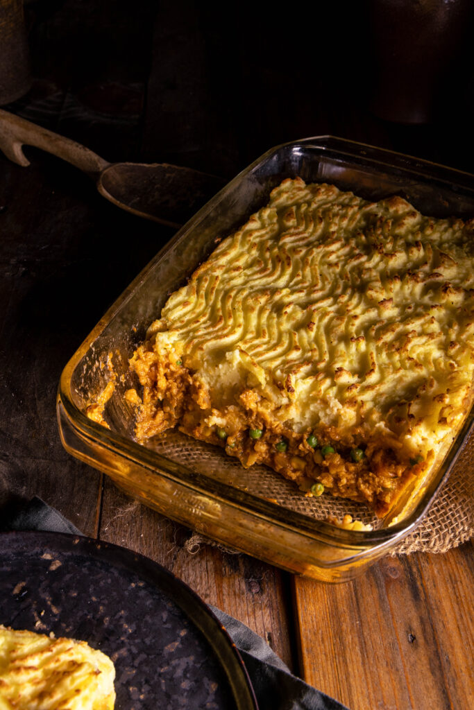 Veganer Sheperd's Pie mit Kartoffelbreikruste in einer Auflaufform