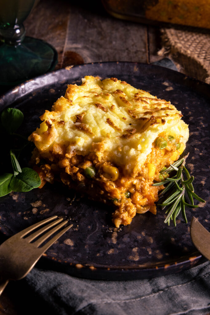 Sheperd's Pie mit krosser Kartoffelpüreekruste auf einem Teller