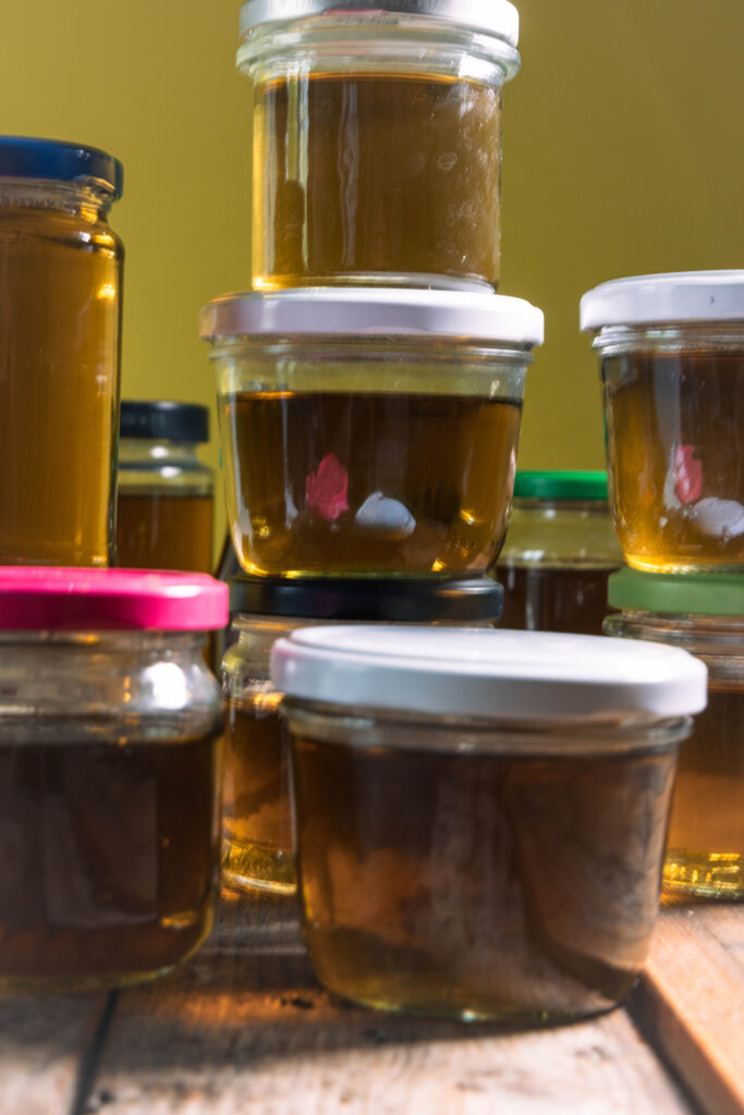 Spitzwegerich-Hustensaft, frisch in Gläser abgefüllt. Daher ist er noch gelblich.
