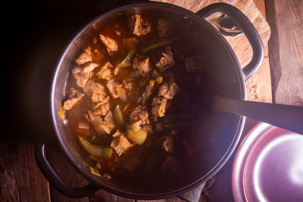 Ungarisches Gulasch kocht in einem Topf.