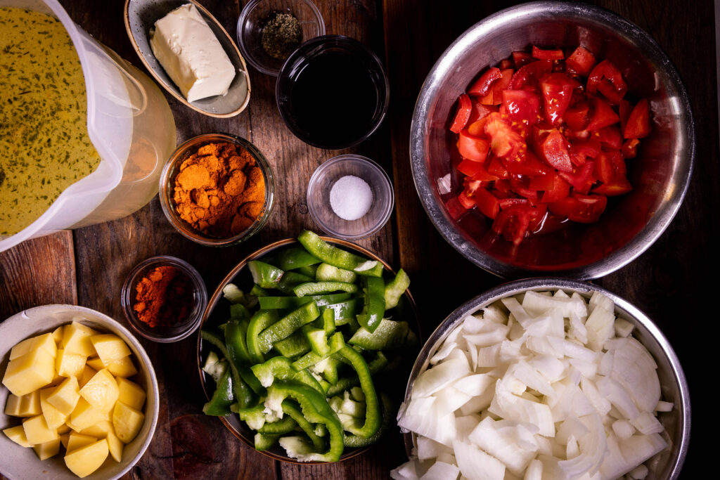 Alle weiteren Zutaten für das vegane, ungarische Gulasch.
