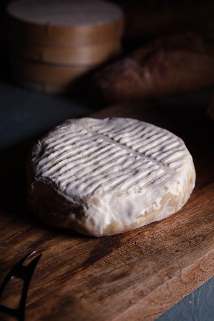 Bärlauch-Camembert im ganzen auf einem Holzbrett