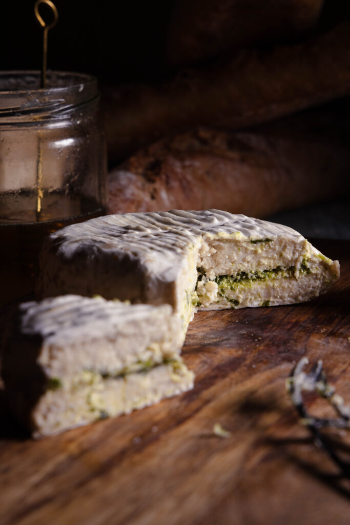 Veganer Bärlauch-Camembert - gereifter Weißschimmelkäse mit Bärlauch
