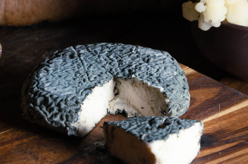 Blumenblau – Veganer Blauschimmelkäse auf Blumenkohlbasis