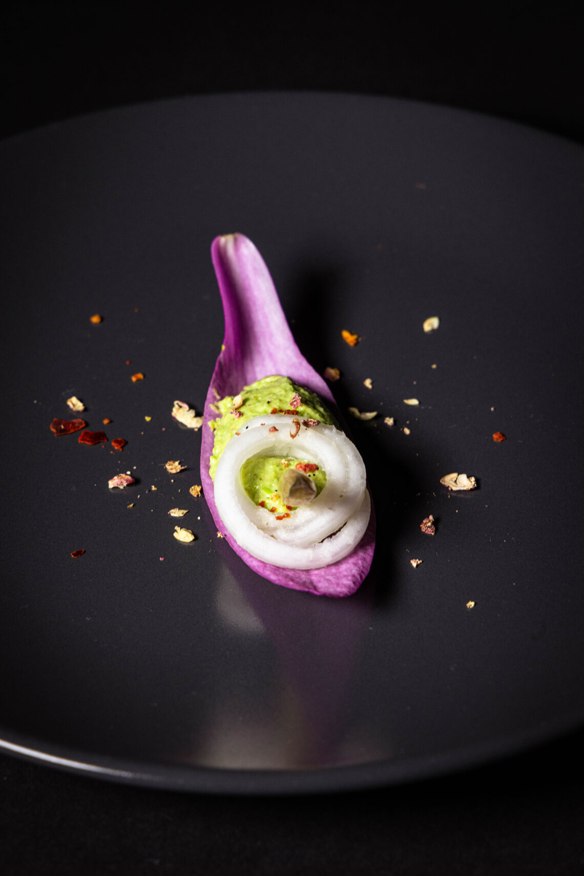 Amuse Bouche für den Frühling - Magnolienblüte, Erbse, Mairübchen, Bärlauchknospe