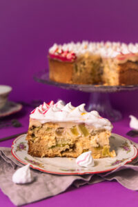 Rhabarber-Baiser-Kuchen – veganer Eischnee, Pudding, Marzipan