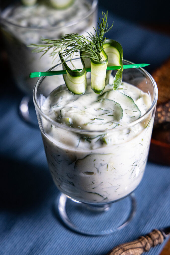 Vegane Gurkensuppe in zwei Gläsern serviert.