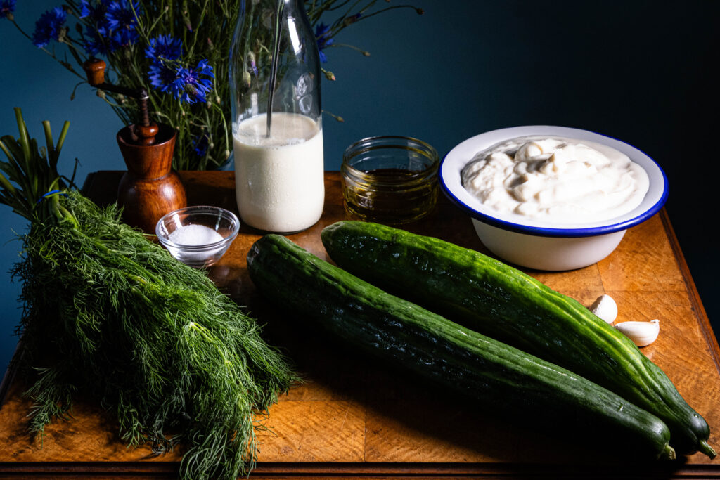 Alle Zutaten für die vegane, kalte Gurkensuppe.