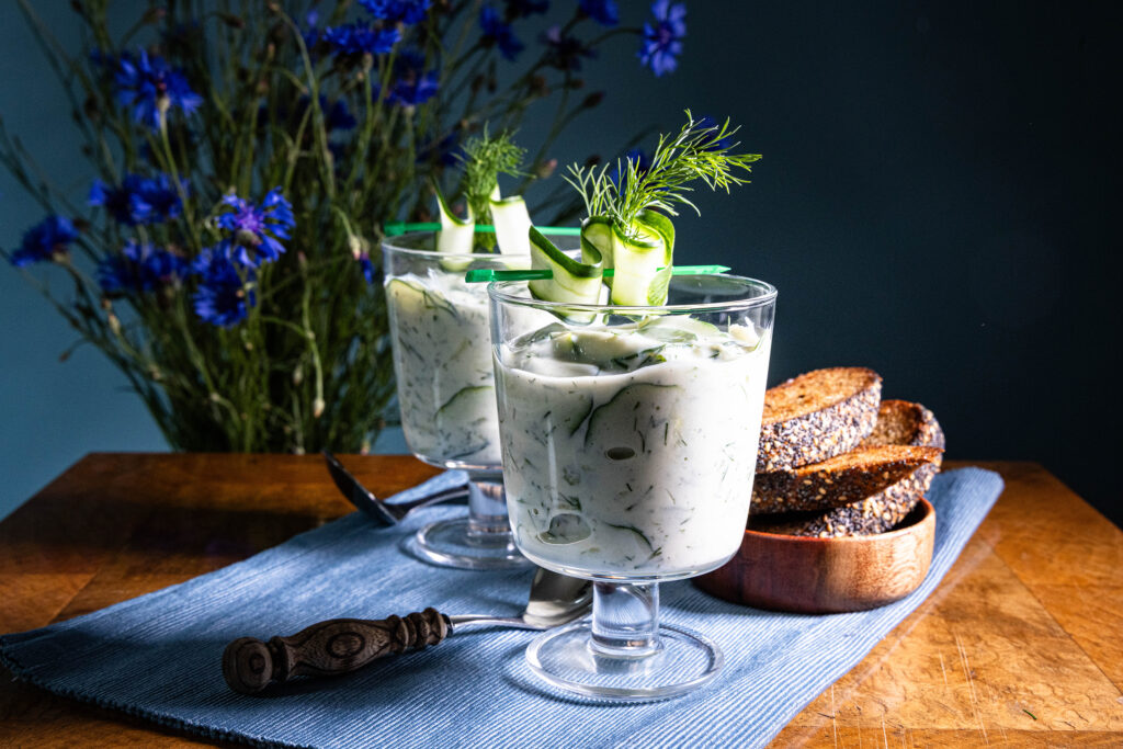 Gurkensuppe mit selbstgemachter, veganer 'Buttermilch'